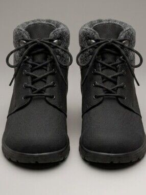 "Toe Warmers" Made In Canada..Women's (8.5M) Beautiful Black Boots. Never Worn